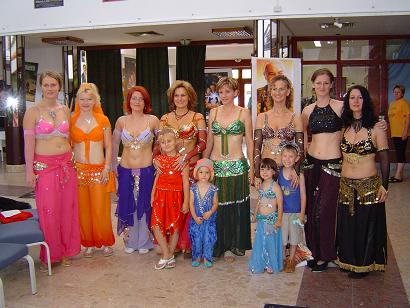 Orsi, Peggy, Zita, n, Kriszti, Tndi, Olgi, Mni, s az aprsgok: Klaudia, Zsfi, Timi, dm, Kiskunlachza, Lszl- napi Vgassgok, 2005. jlius